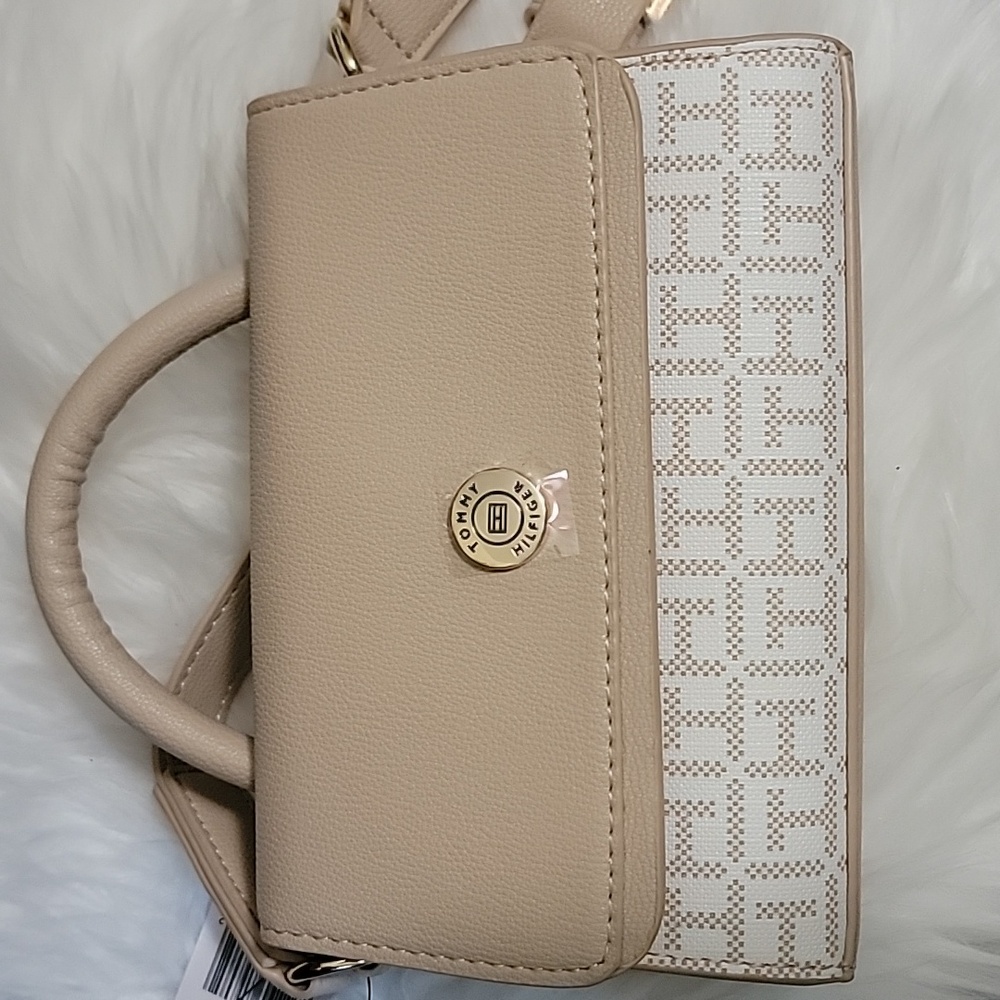 Tommy Hilfiger Cream and White Crossbody Bag with Elegant Design